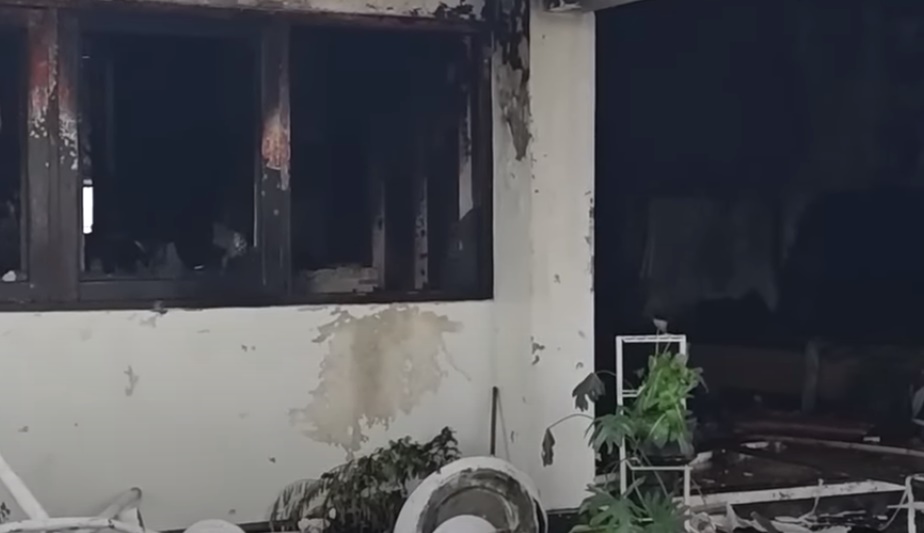 Massa Bakar Gedung DPRD Solo